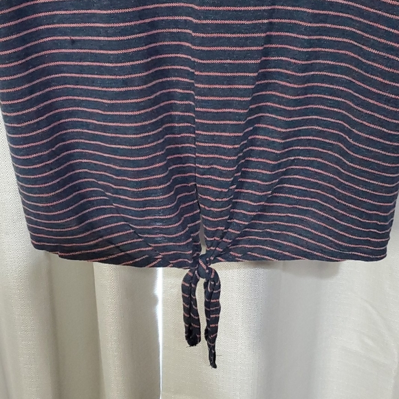 Universal Thread t-shirt - Picture 3 of 6